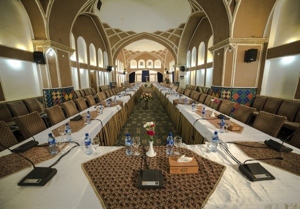 سالن جلسات هتل باغ مشیرالممالک یزد